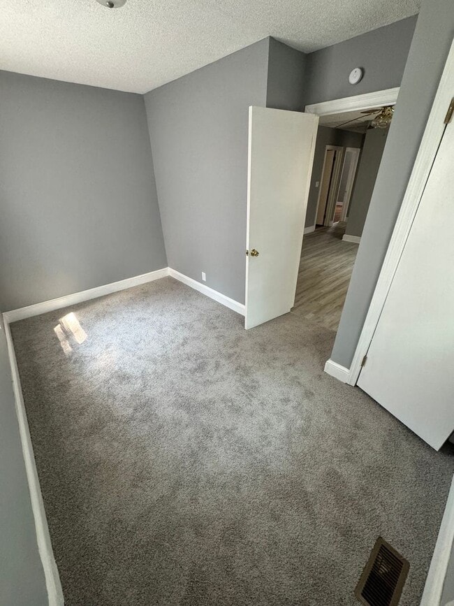 Building Photo - Cozy 4 bed 1.5 bath Ranch House in Petersburg
