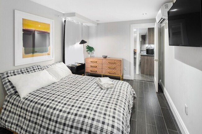 Building Photo - 4 York Ave