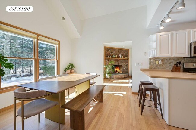 Building Photo - 563 Montauk Hwy
