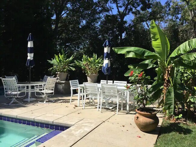 Building Photo - 236 Howard St NE