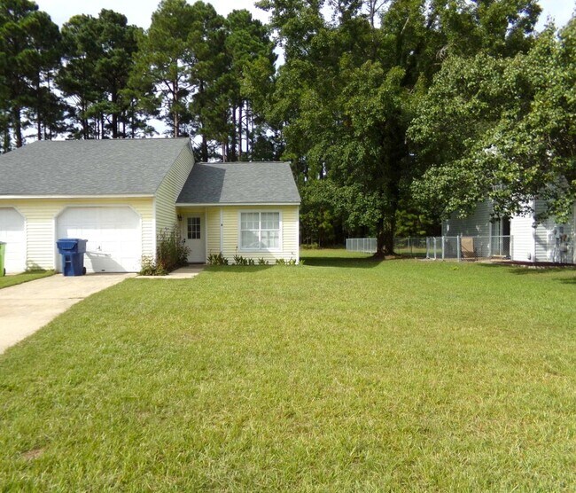 Building Photo - 127 Village Ct