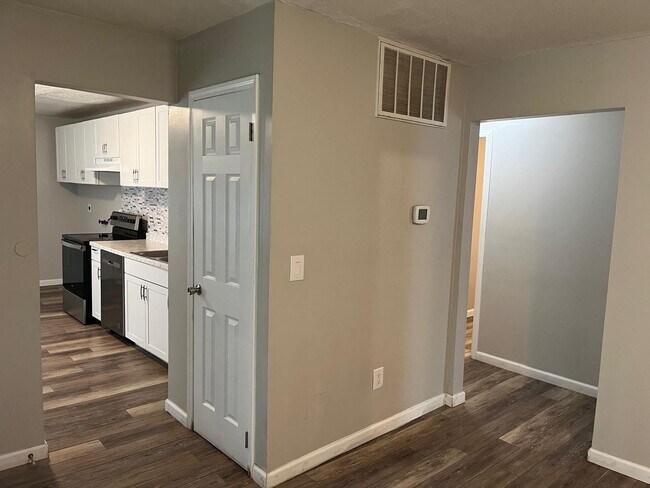Building Photo - 2656 Sherborne Crescent