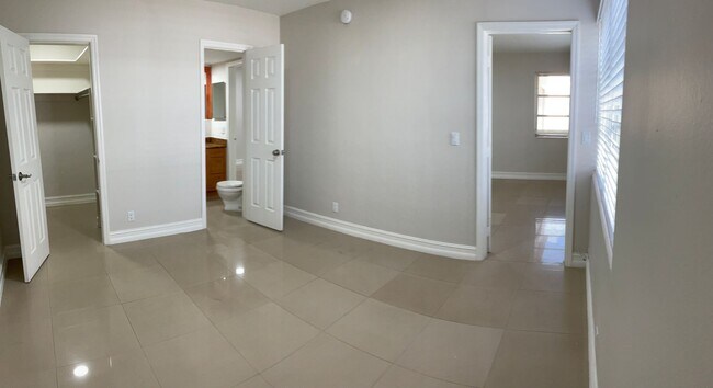 Building Photo - Spacious 1/1 Corner Unit.  Call for Limite...