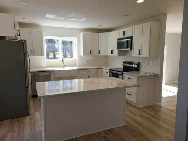 Building Photo - Beautiful Updated 3 bedroom 2.5 bath Hayde...