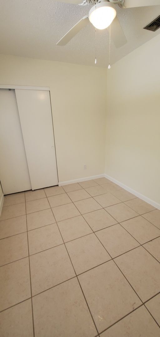 Building Photo - Three Bedroom with Bonus Room