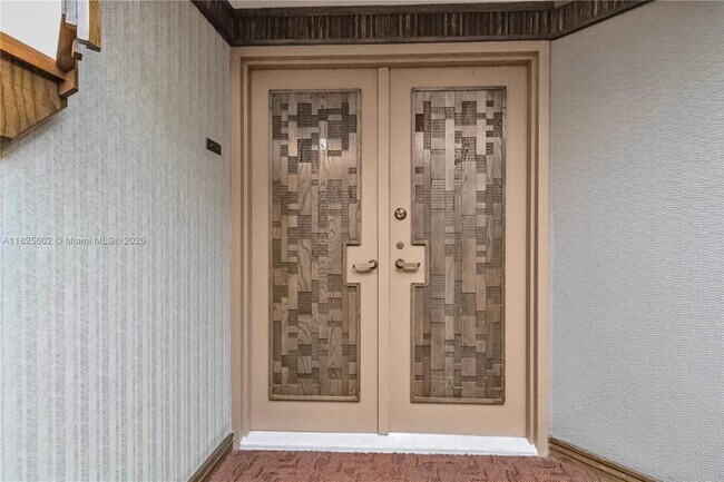 Building Photo - 520 Brickell Key Dr