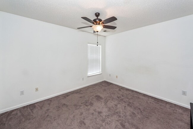 Building Photo - 5 Bedroom 3 Bath Home in Moss Grove Planta...