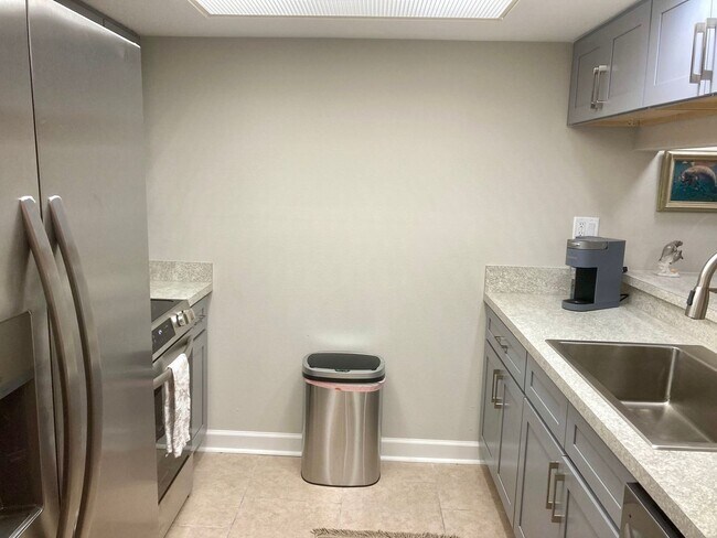 Building Photo - Furnished condo with dock!