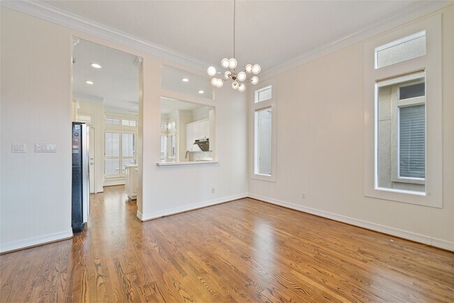 Building Photo - 1515 Hyde Park Blvd