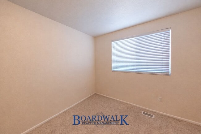 Building Photo - Beautiful 6 Bedroom Home in Sandy!