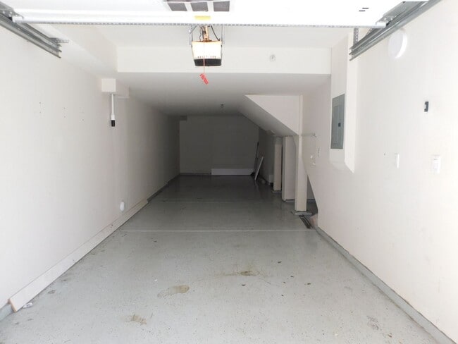 Building Photo - Beautiful Tri Level 2 Bed 2.5 Bath Single ...