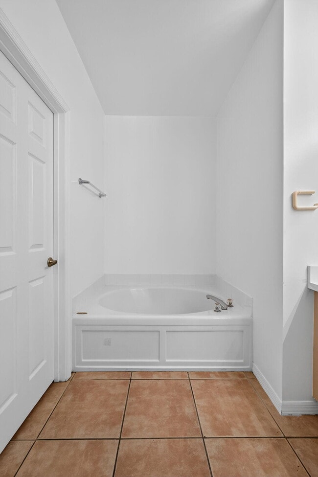 Building Photo - 5020 N La Sedona Cir