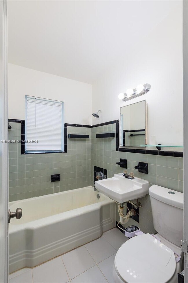 Building Photo - 1716 SW 12th Ct