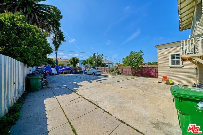 Building Photo - 1347 Valencia St