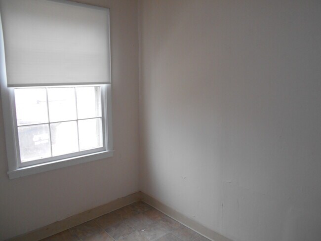 Building Photo - 3865 Roseberry St