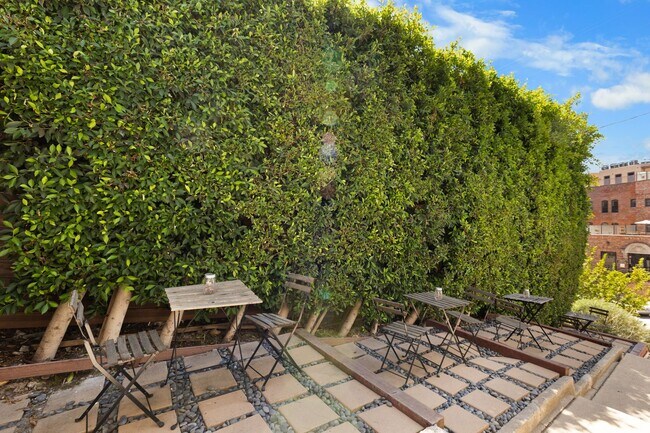 Building Photo - Beautifully updated 1 bed / 1 bath apartment in Echo Park is now available - Includes private par...