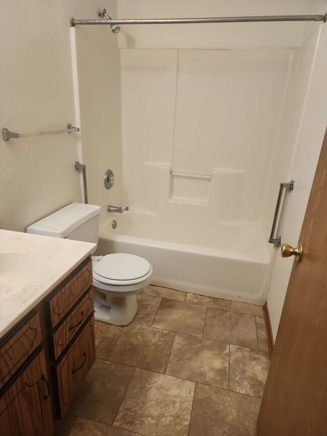 Building Photo - Deluxe 2 Bedroom Apartment in Montgomery –...