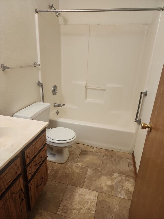 Building Photo - Spacious 3 Bedroom Apartment in Montgomery...