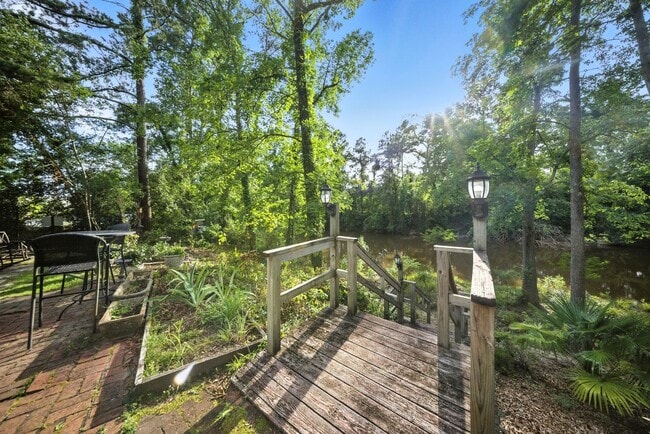 Building Photo - Spacious 2 -story townhome in the heart of Forest Acres