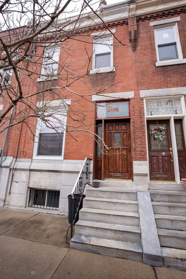 Building Photo - Large 1st fl with yard w/d
