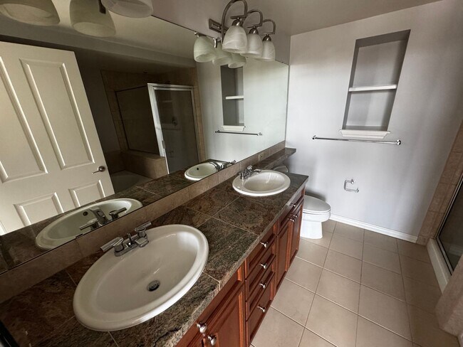 Building Photo - Penterra Plaza Condo with Amazing Panorami...