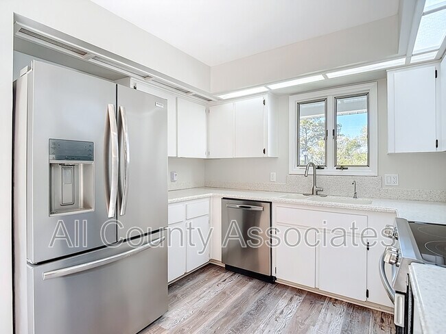 Building Photo - 1007 S Pointe Alexis Dr