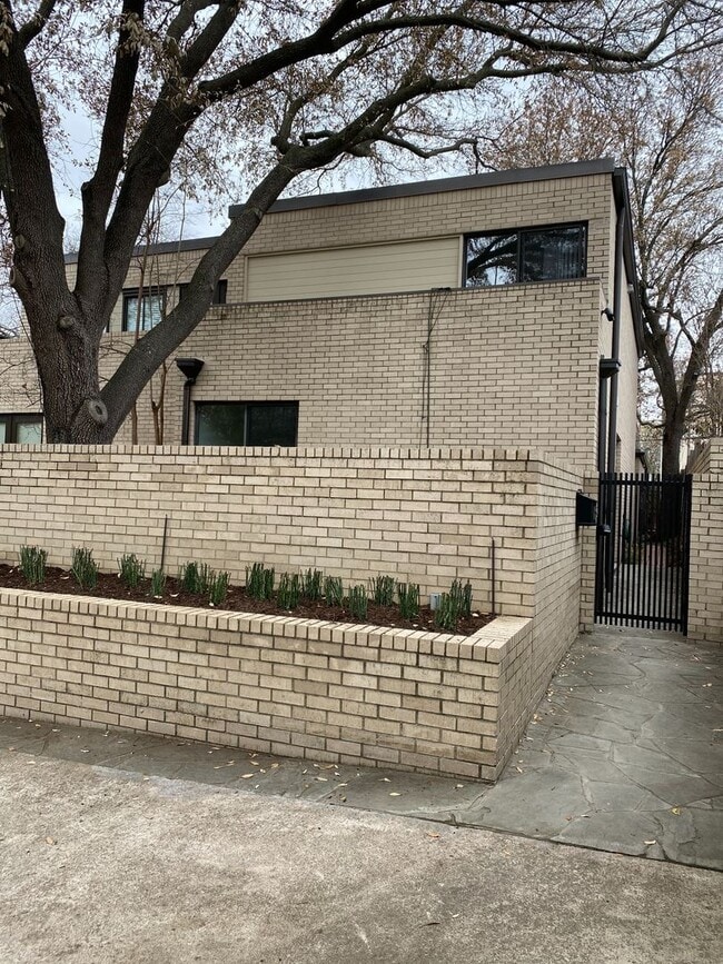 Building Photo - Wonderfully Remodeled Duplex Near River Cr...