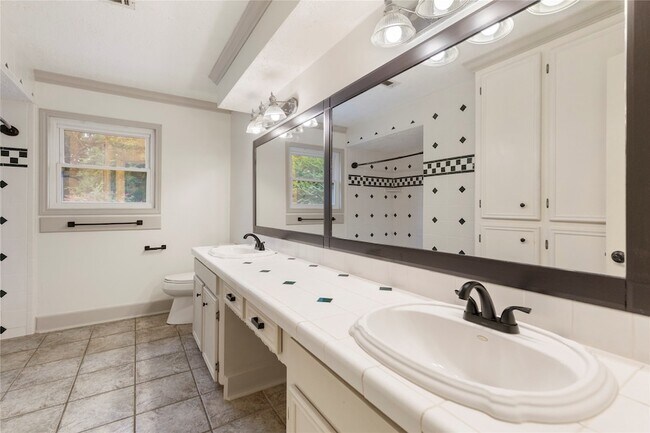 Building Photo - 8215 Winding Hill Ln