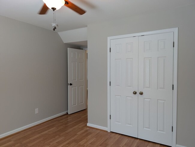 Building Photo - Cozy 2 story, 5 bedroom, 3.5 bathroom hous...
