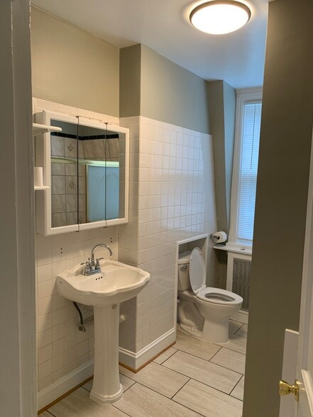 Bathroom 1a - 1829 Swann St