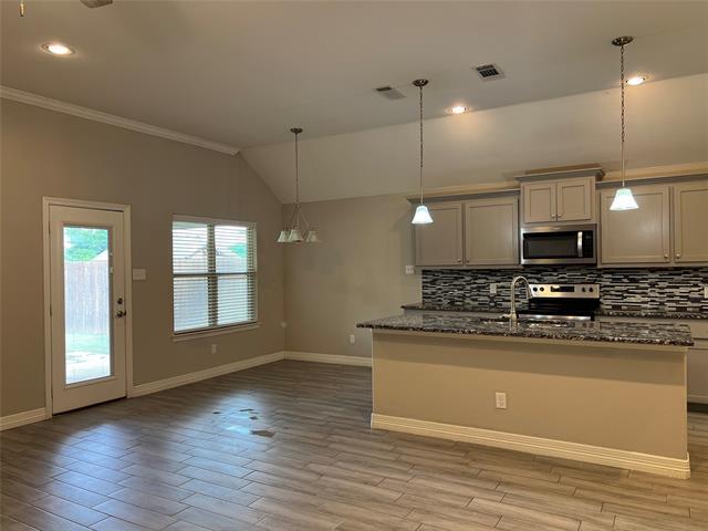 Building Photo - 148 Frank St