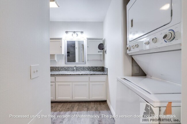 Building Photo - Remodeled Condo in Gated Community!