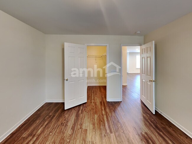 Building Photo - 420 Laurel Hills Dr