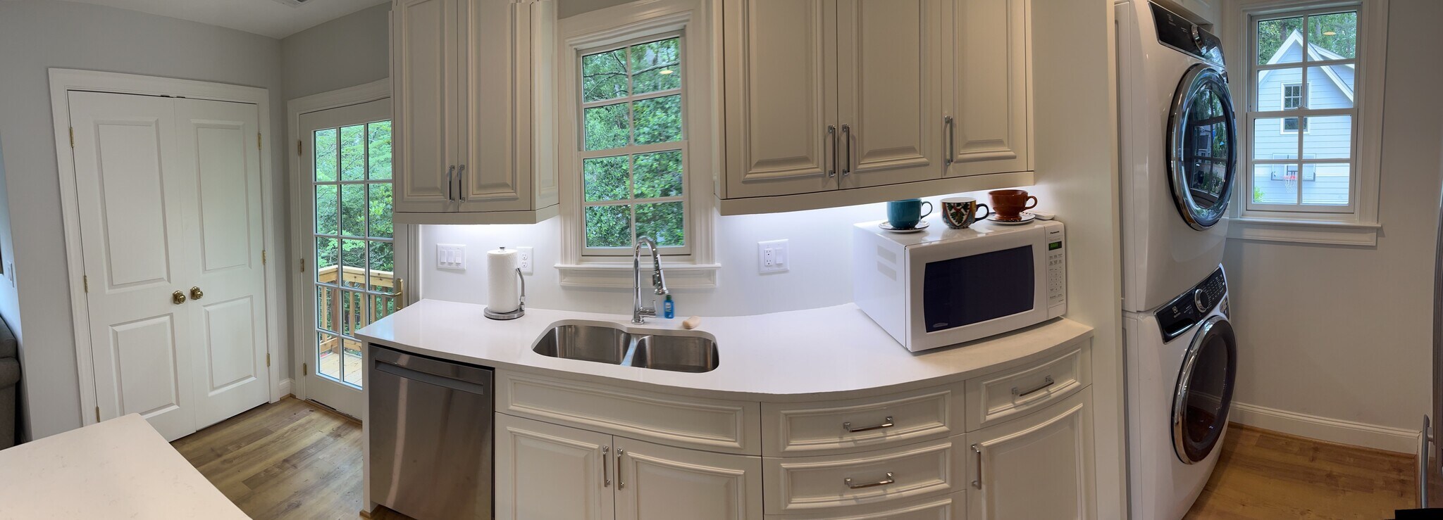 Sunny and bright modern kitchen - 332 Lamont Dr