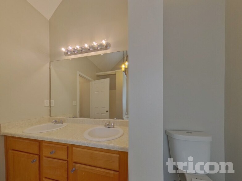 Building Photo - 9765 Moss Pointe Path