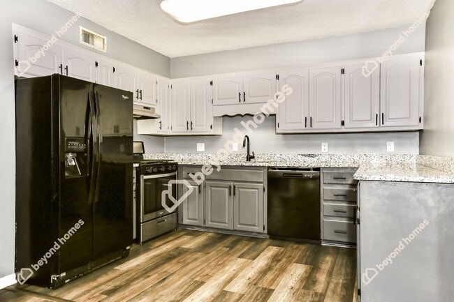 Building Photo - Beautifully Renovated 3 Bedroom 1.5 Bath -...