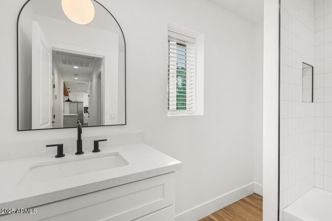 Building Photo - 3016 E Turney Ave