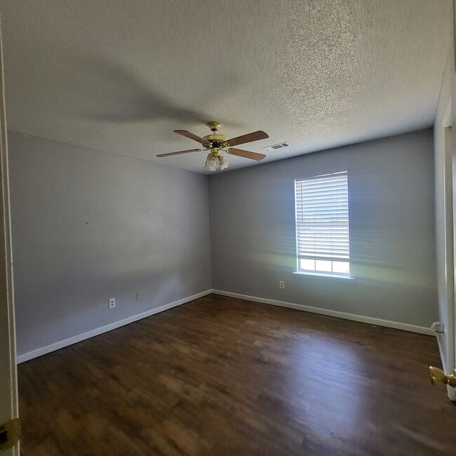 Building Photo - Move In Special Offered