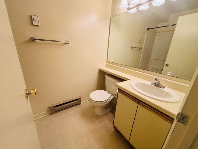 Building Photo - Efficiency 1 Bathroom Condo