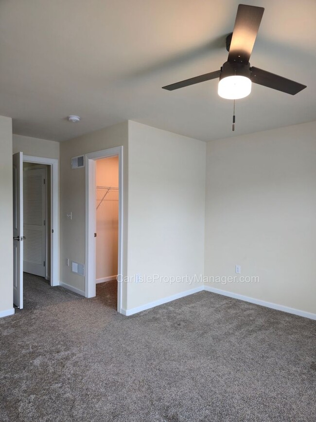 Building Photo - Duplex includes 2 car garage, laundry, pat...