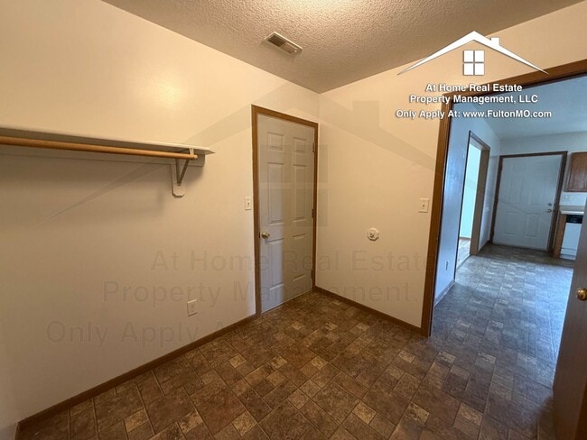 Building Photo - Gates Boulevard 2633–2635 Duplex