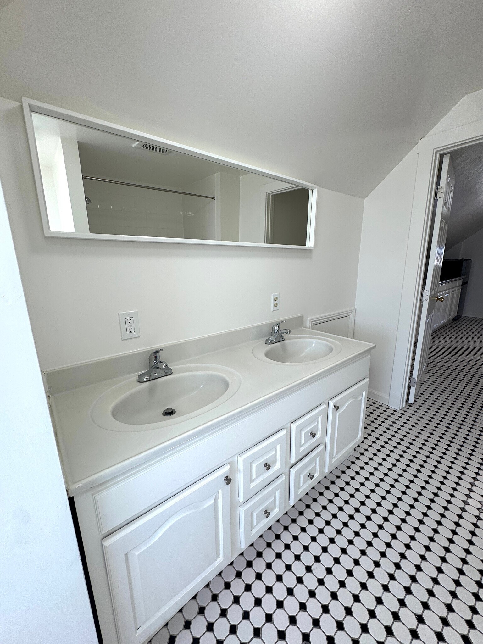 really big bathroom - 871 27th St