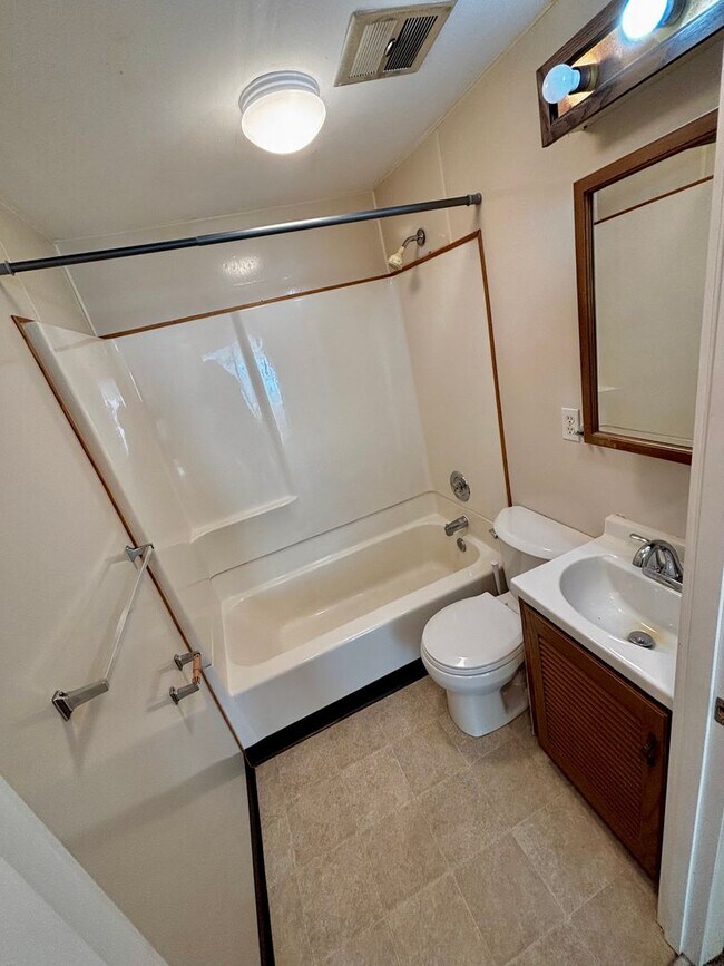 Building Photo - Spacious 2 Bedroom one bath duplex!!