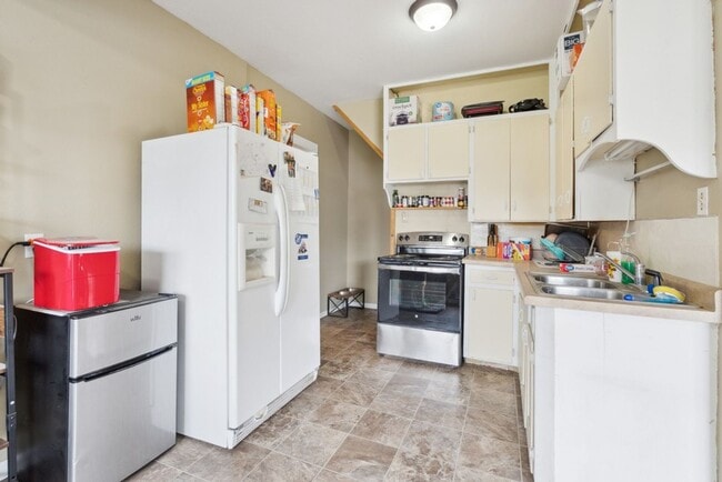 Building Photo - 503 Iowa St