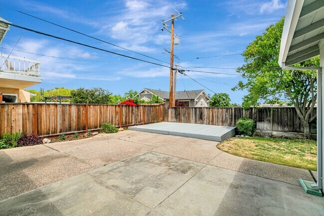 Building Photo - Cambrian Park Home Near Top Schools & Park...