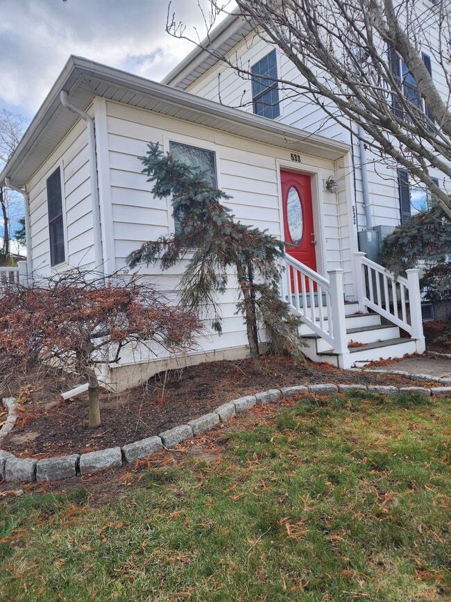 Building Photo - 533 Main St