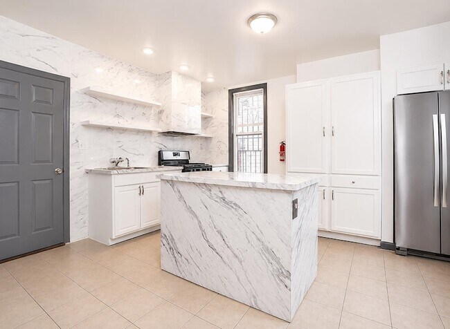 Building Photo - 814 28th St