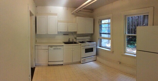 Building Photo - Price Reduced! Great Hill Location- 2 Bedr...