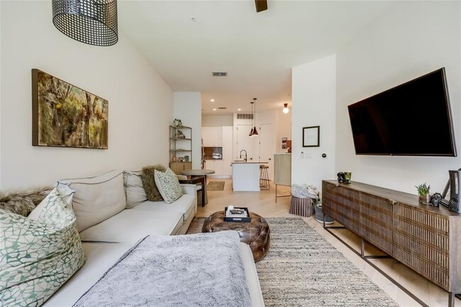 Building Photo - 800 Embassy Dr