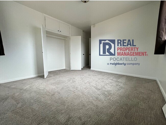 Building Photo - 4 bedroom 2 bath - 1 Car Detached Garage - Small dog negotiable